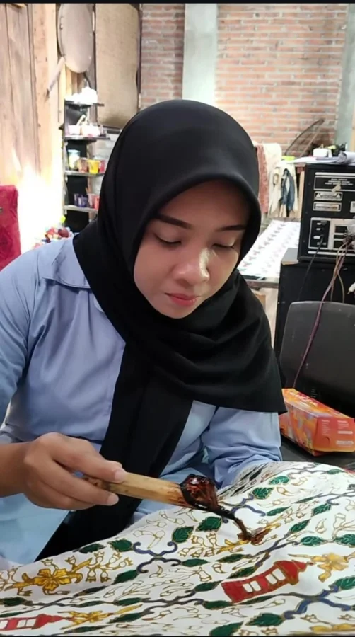 momen-seru-dibalik-layar-kunjungan-ibu-dewi-ibu-mega-muria-batik