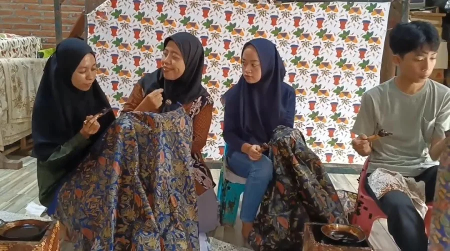 ibu-yuli-astuti-ajar-batik-anak-slb-antusias-kreatif-pelestarian-batik