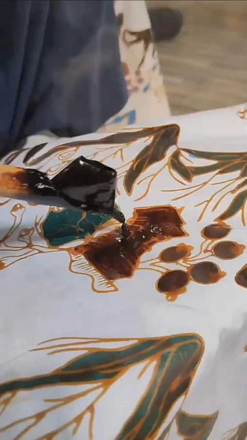 di-balik-helai-batik-detak-tenang-tangan-penuh-cinta-cerita-kecil