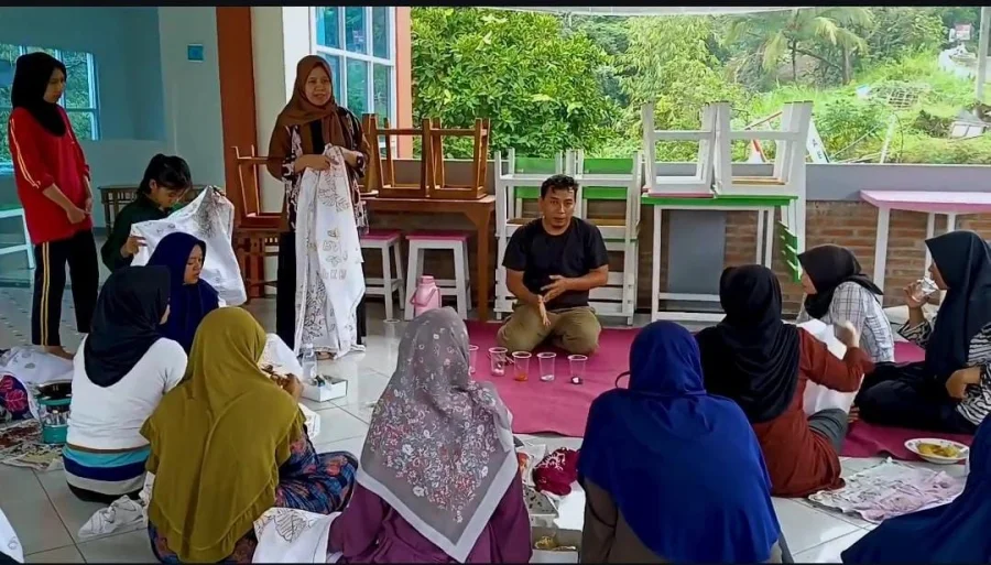 pelatihan-ibu-ibu-desa-rahtawu-batik-maju