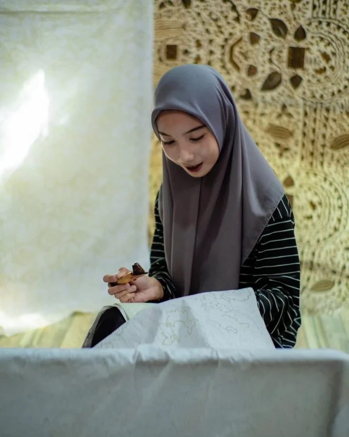 keunikan-lembar-batik-proses-rumit-filosofi-mendalam-kearifan-kudus
