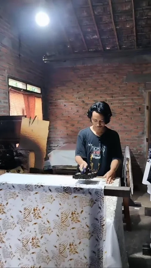 cap-batik-kudus-teknik-cepat-presisi-motif-konsisten