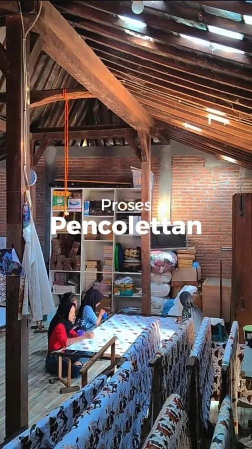 sibuk-nyolet-batik-proses-mewarnai-cantik