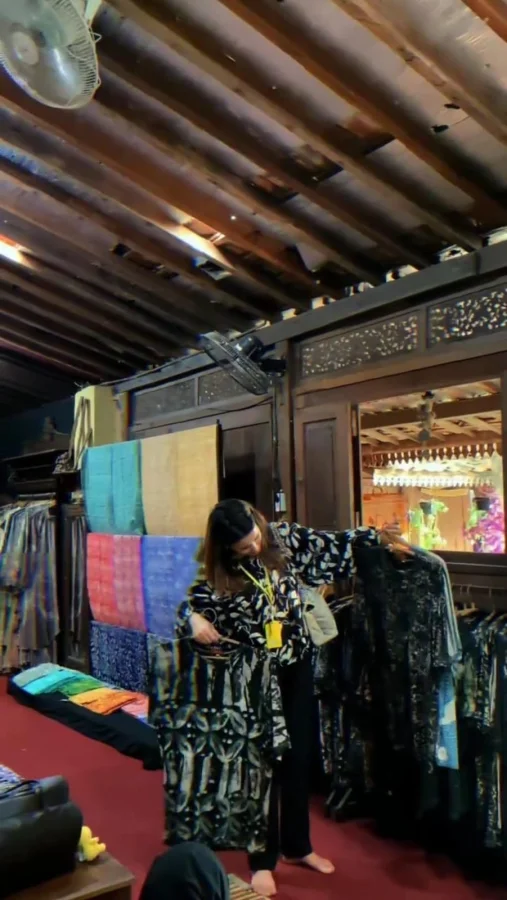 visit-gallery-kudus-batik-beautiful-process