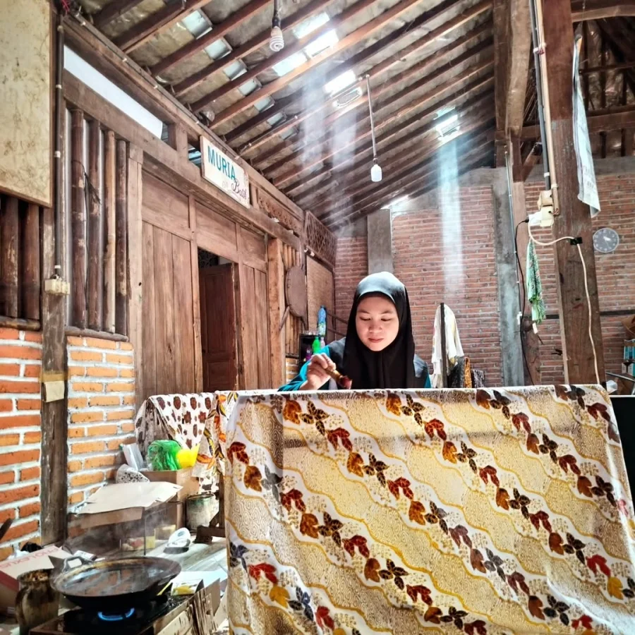 si-manis-pengrajin-batik-kitab-suci-kehidupan-muria-kudus