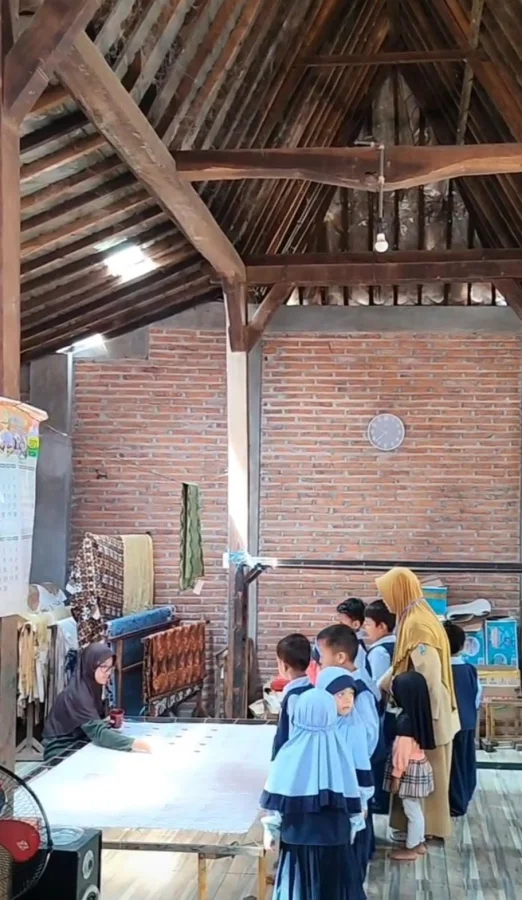 anak-tk-penasaran-batik-proses-pembuatan-seru