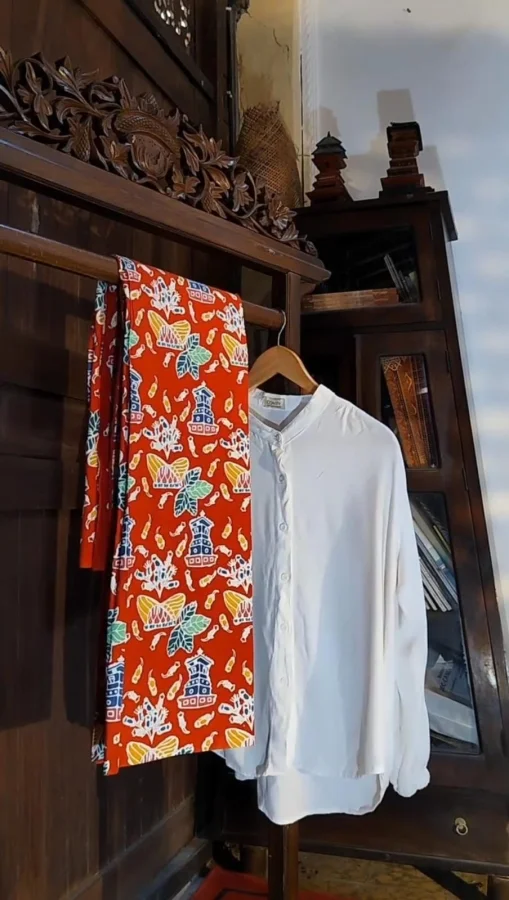 tips-kain-batik-blouse-putih-warna-nude-cute