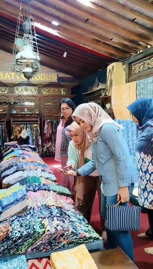 kehormatan-sambutan-bu-polres-kudus-galeri-muria-batik