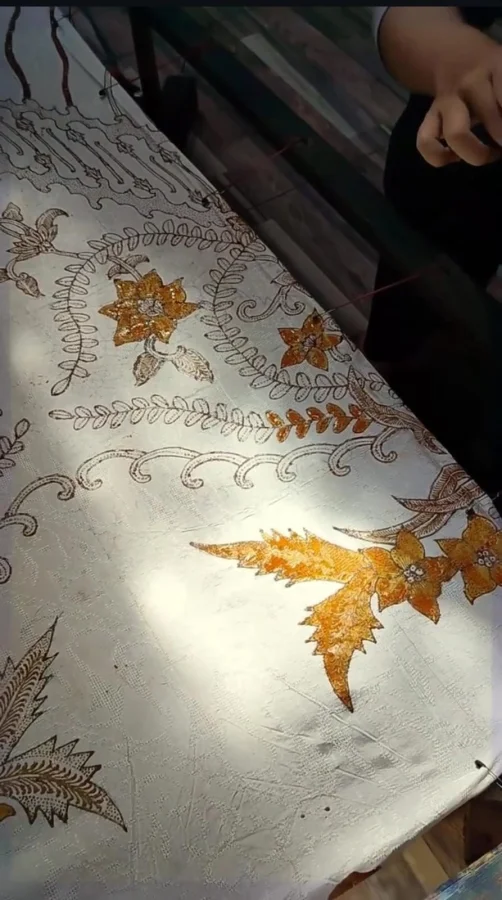 nyolet-batik-tulis-seni-mewarnai-ketelitian-kesabaran