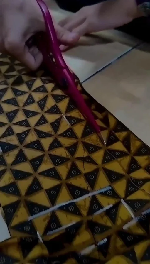 pemotongan-batik-seni-busana-detail-siluet-sempurna